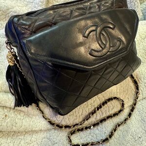 VINTAGE CHANEL Chic Black Quilted Leather Bag